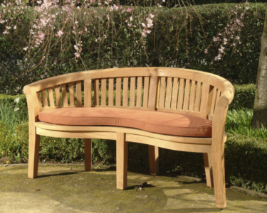 garden seating ideas, relaxing garden design, all year garden seating, outdoor seating tips, cozy garden furniture, landscape design tips, year-round patio ideas, garden lounge areas, outdoor living space design, weatherproof garden seating